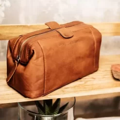 The Chesterfield Brand Vince -Boutique-Taschenladen kulturbeutel leder cognac vince 2 600x600